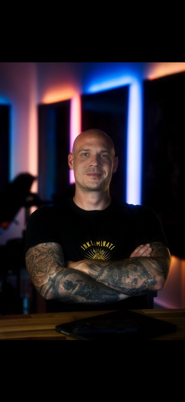 Gergely Dávid tetoválóművész az Inkluminati stúdióban