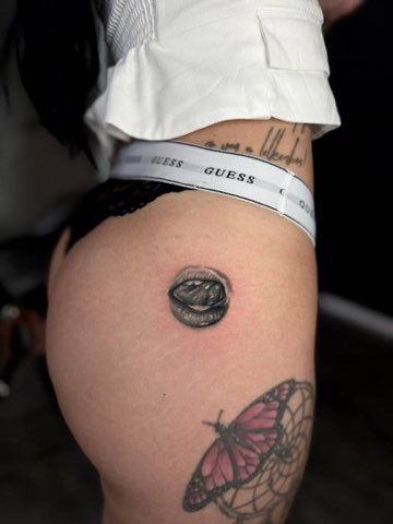 Kis méretű fekete tetoválás a karon