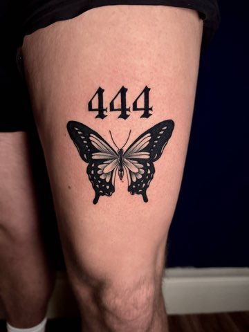 „444” és pillangómotívumos tetoválás